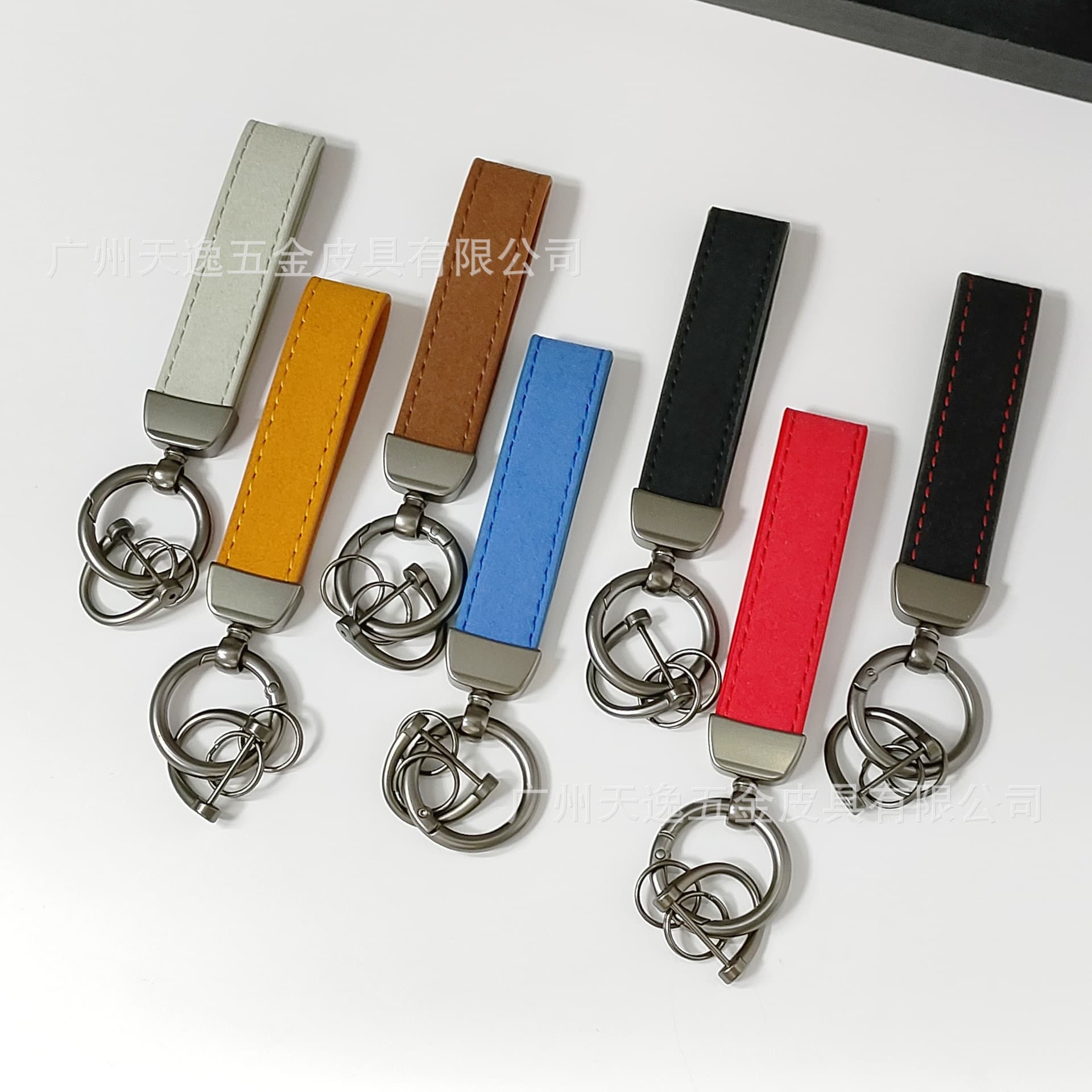 Fashion Suede Car Keychain Custom Logo Trendy Key Ring Zinc Alloy Horseshoe Buckle Couple Gift