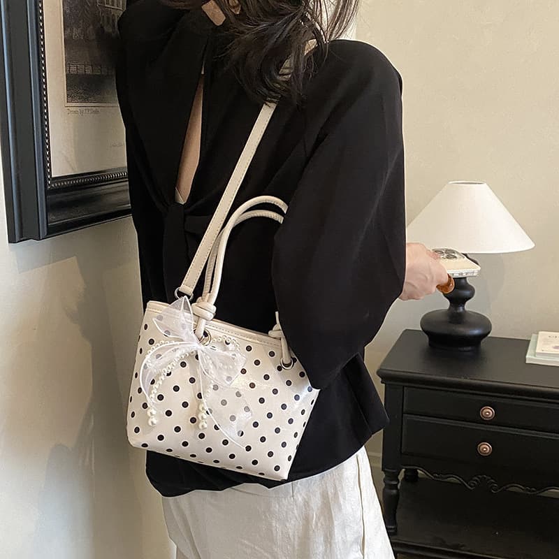 Korean-style high-appeal commuter bag for women 2026 new trendy fashion shoulder bag niche checkered underarm bag