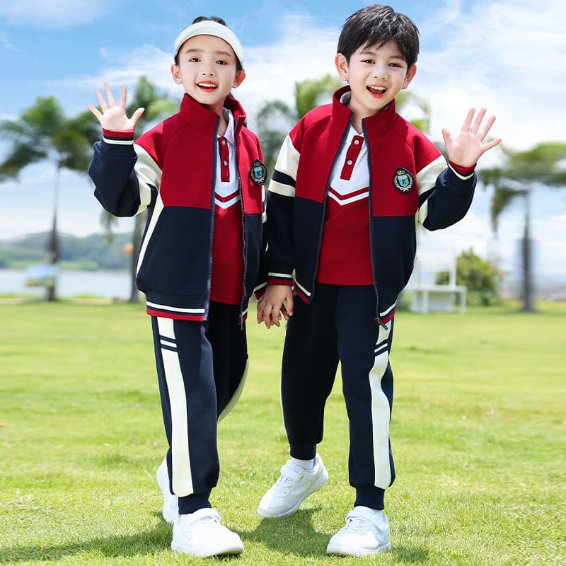 Red kindergarten and class uniforms for elementary students' autumn sets, sports day performances, and group events.