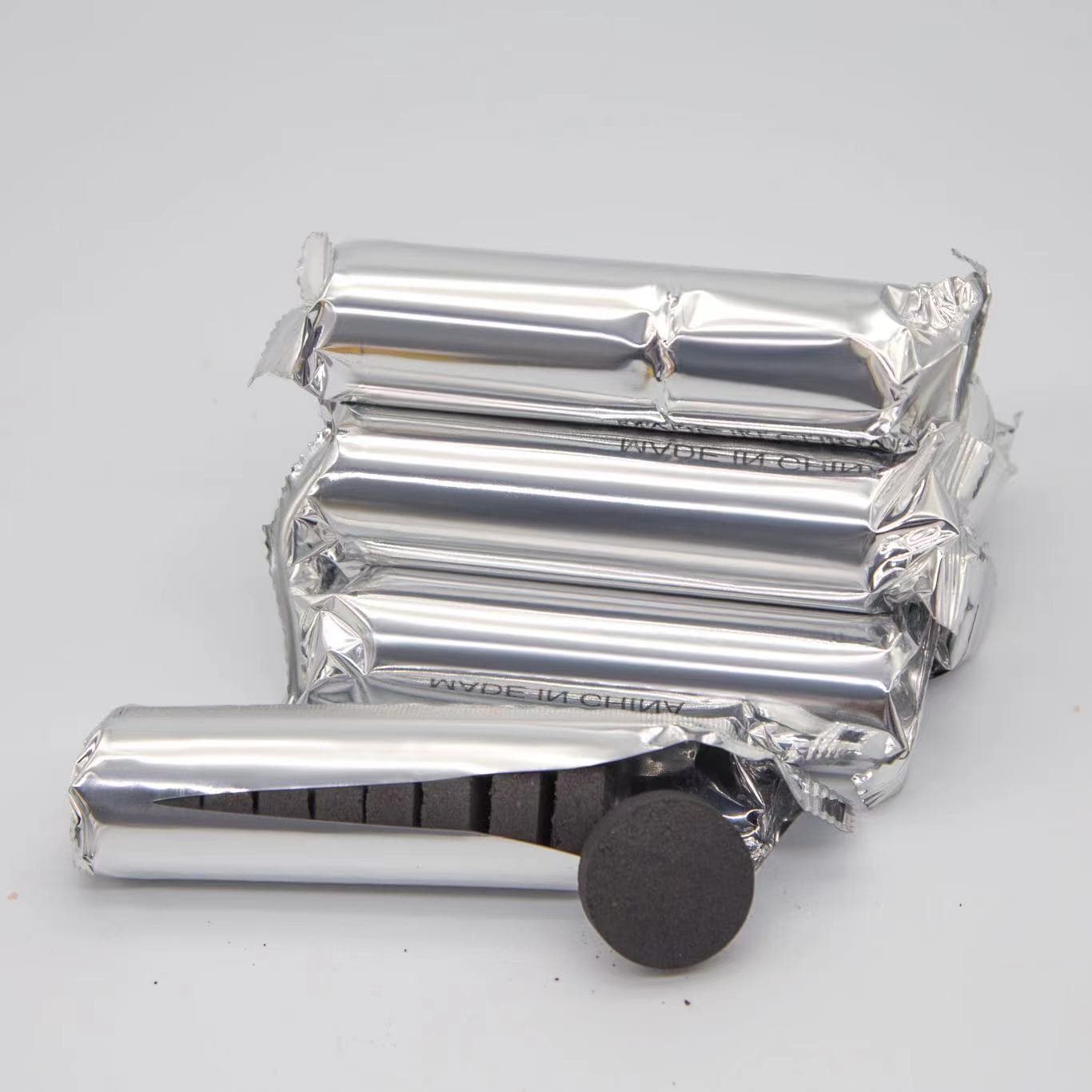 Fast-burning 33mm fruitwood charcoal, disposable round outdoor barbecue charcoal, portable barbecue grill manufacturer wholesale.