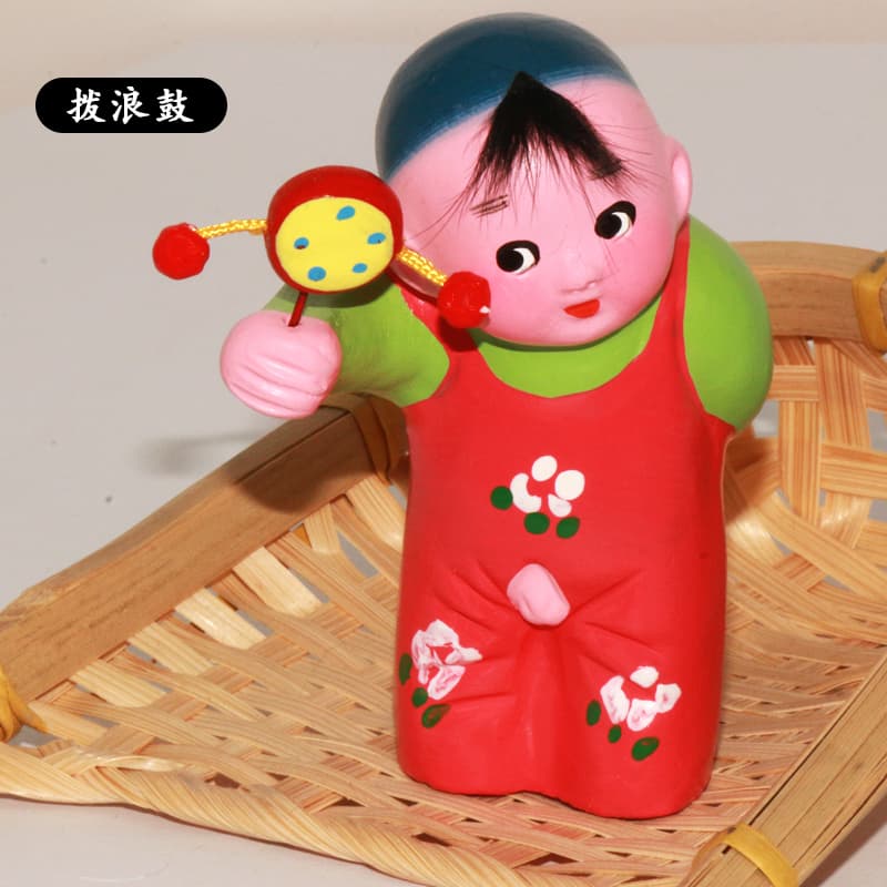 Clay sculptures of folk handicrafts with Chinese characteristics. Small clay figurines from Tianjin. Xiaobaizi goes abroad for overseas affairs and gives small gifts to foreigners.