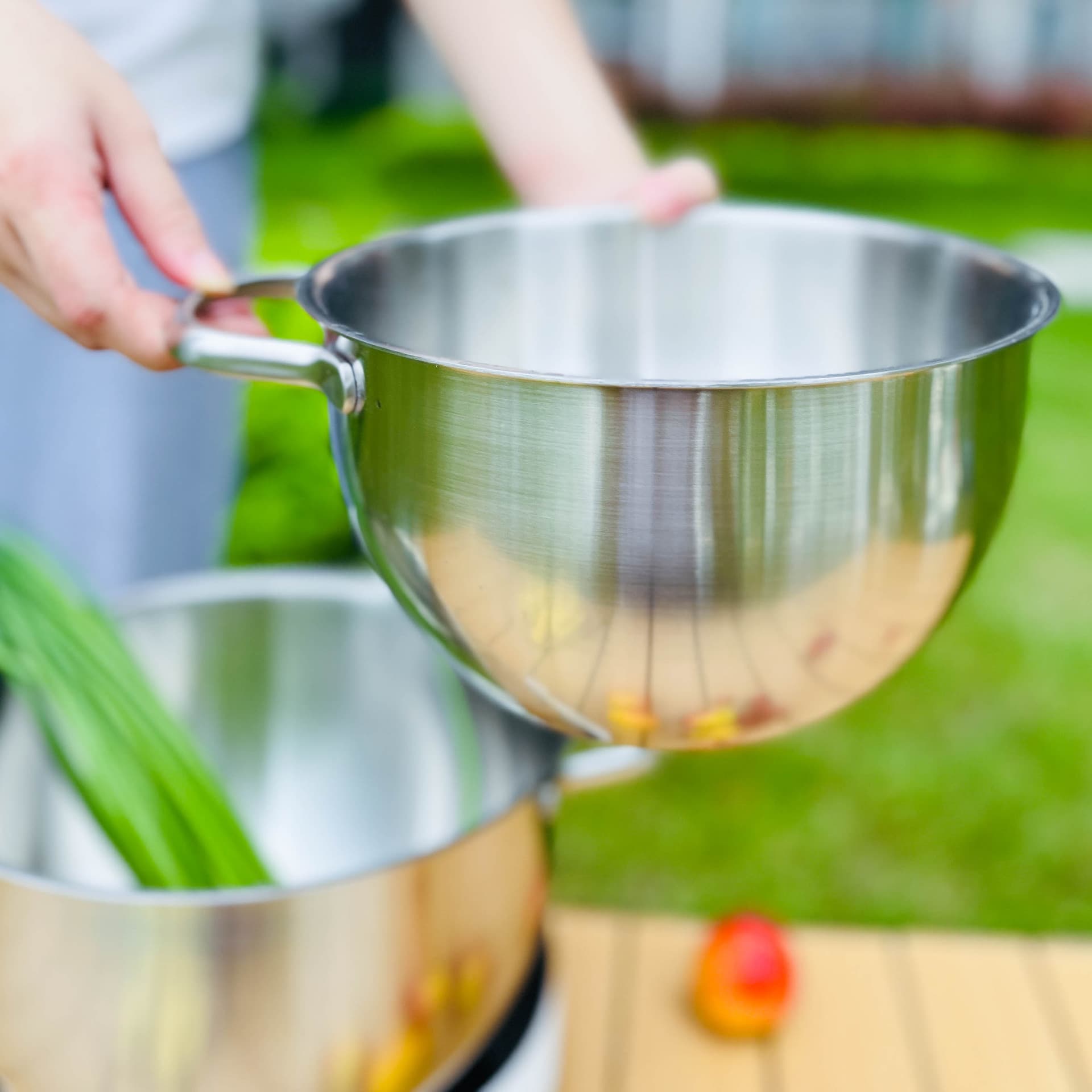 Exported to Germany with handle, practical 304 stainless steel vegetable washing bowl, egg beating, salad mixing, thickened and heightened