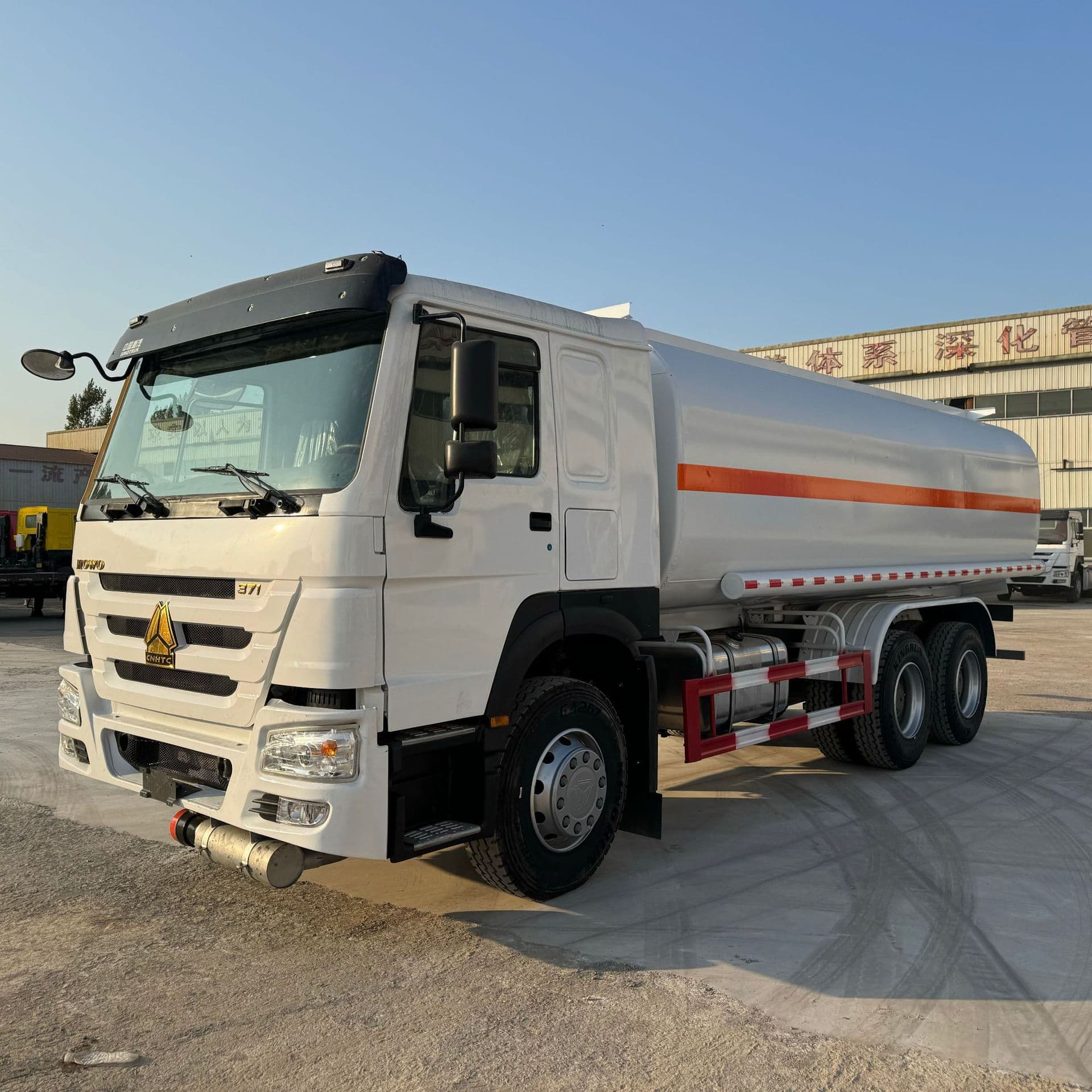 Sinotruk HOWO Oil Tanker for Sale, Second-hand 10-wheel Diesel Gasoline Mobile Refueling Truck, New Tires