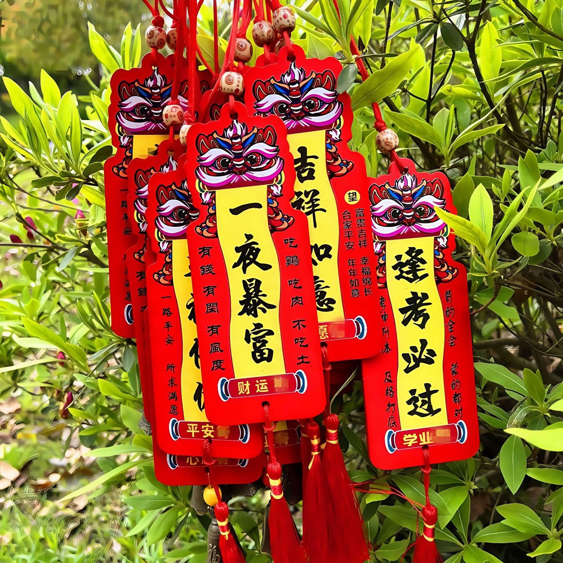 In stock: Lion dance themed Chinese wishing plaques, blessing plaques, college entrance exam inspiration plaques, peace plaques, scenic spot tourist handicrafts.