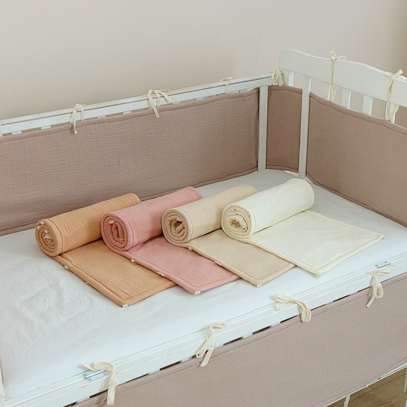 Baby crib with anti-collision soft padding, bed rails, baby anti-fall safety rails, children's interlocking bed with thickened and breathable soft padding.