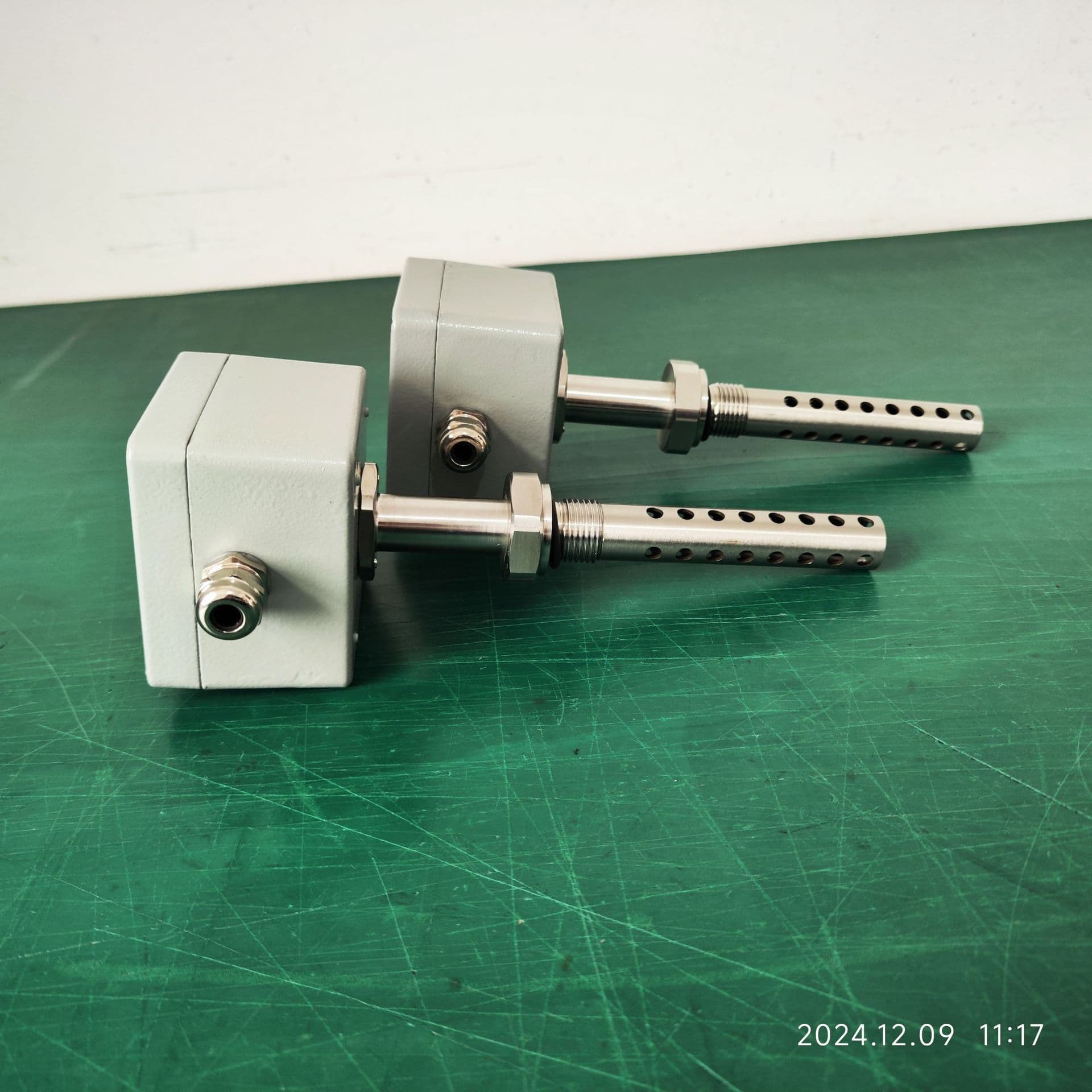 WOM oil-water mixing signal device