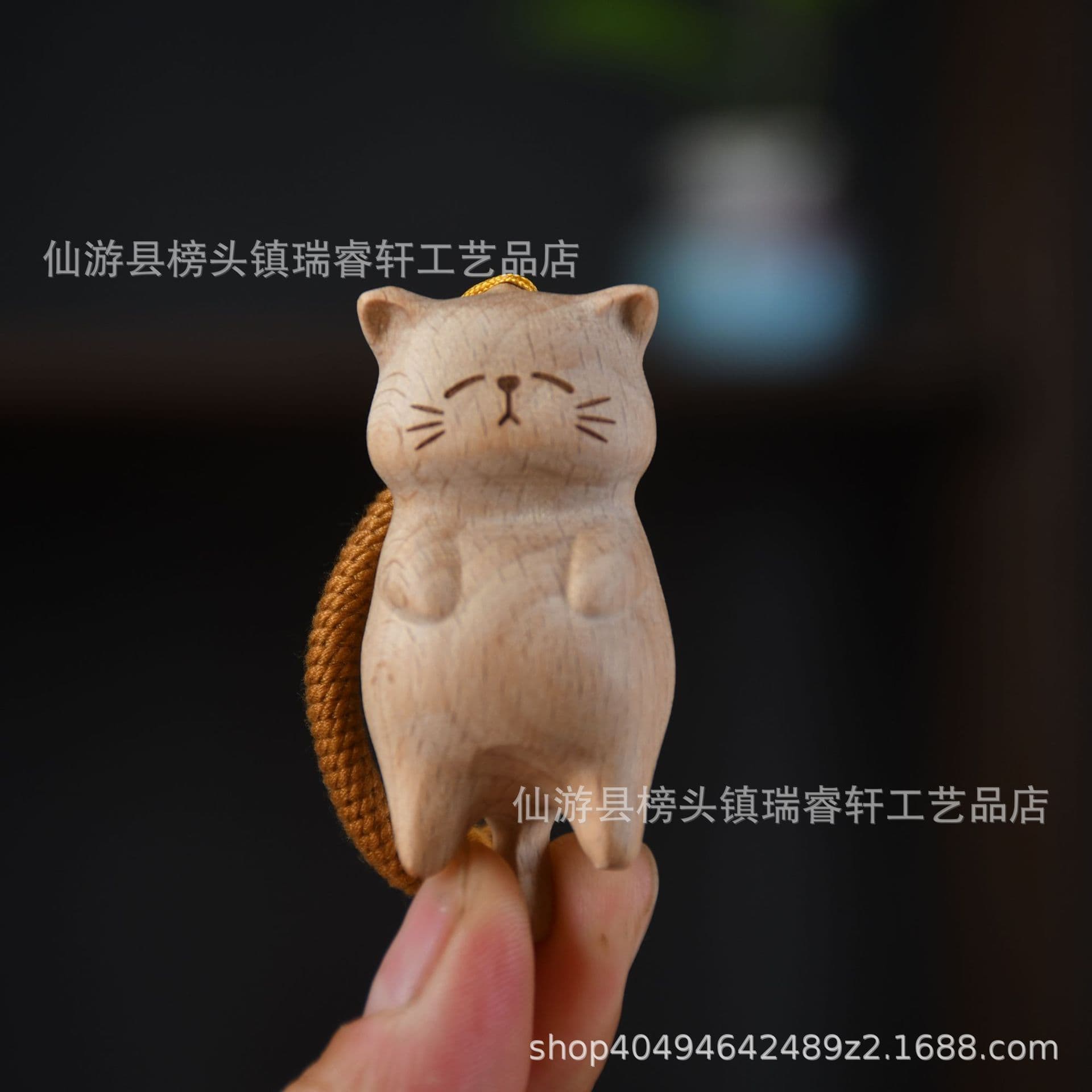 Factory wholesale beech wood cat keychains, lucky cat bag pendants, cartoon handles, accessories, and pendants.