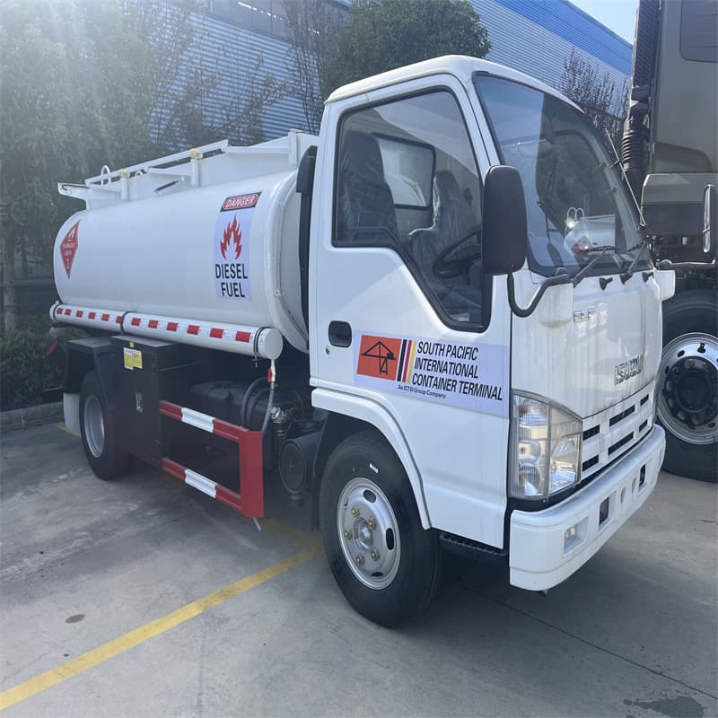 Right-hand Drive ISUZU Fuel Tanker, 5000L Refueling Truck, Export ISUZU Oil Loading Vehicle, Export Procedures Provided