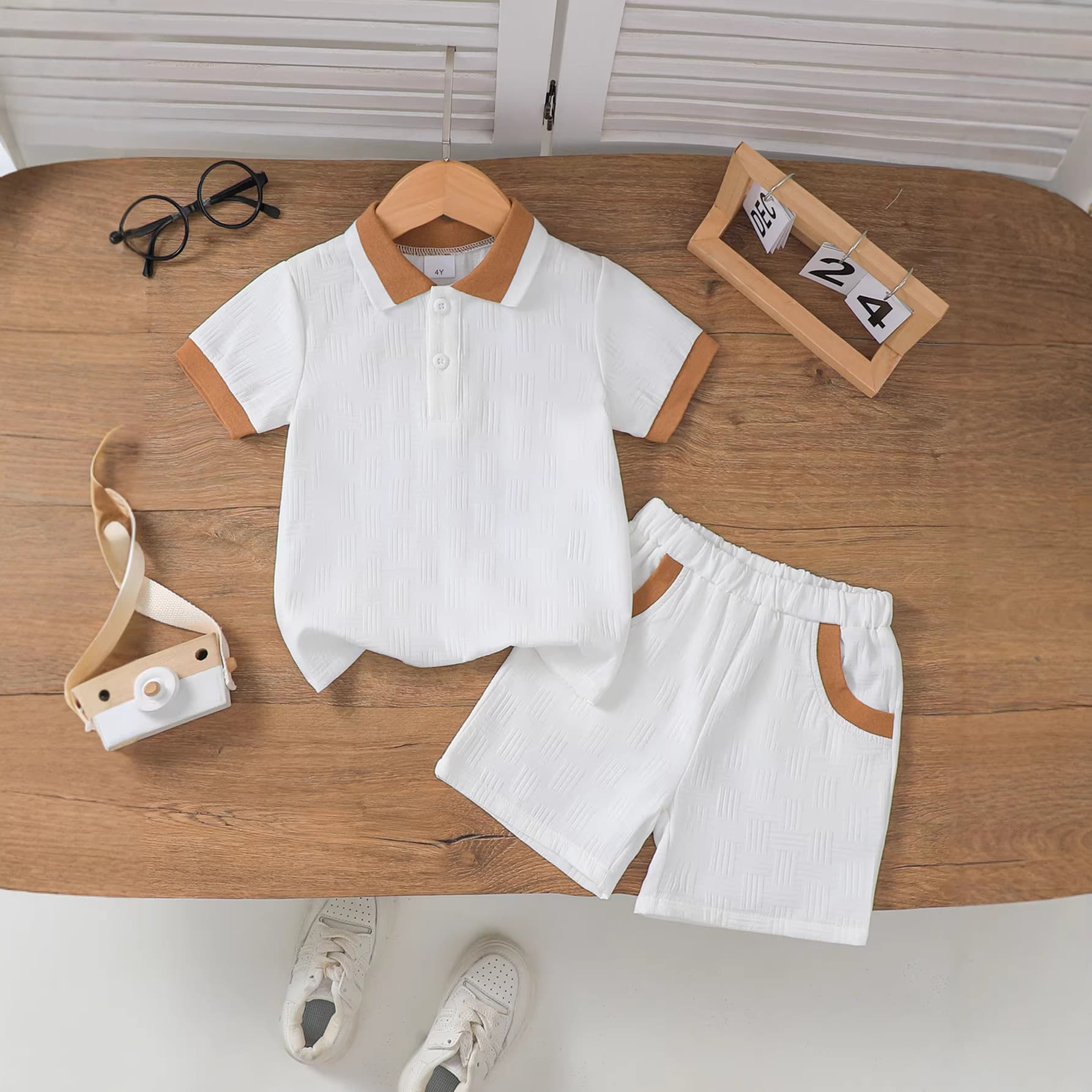 Casual shirt collar, contrasting color rib half placket, short sleeves, elastic waist, casual contrasting color fake pocket shorts, casual everyday