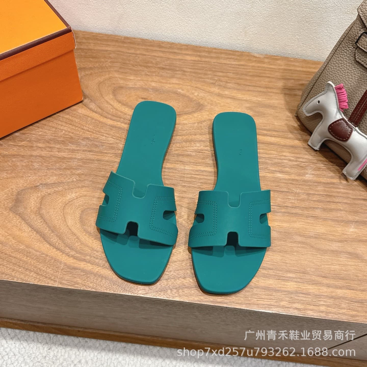 European and American H family flat anti-slip sandals spring and summer new foreign trade casual home lightweight jelly color sandals H slippers