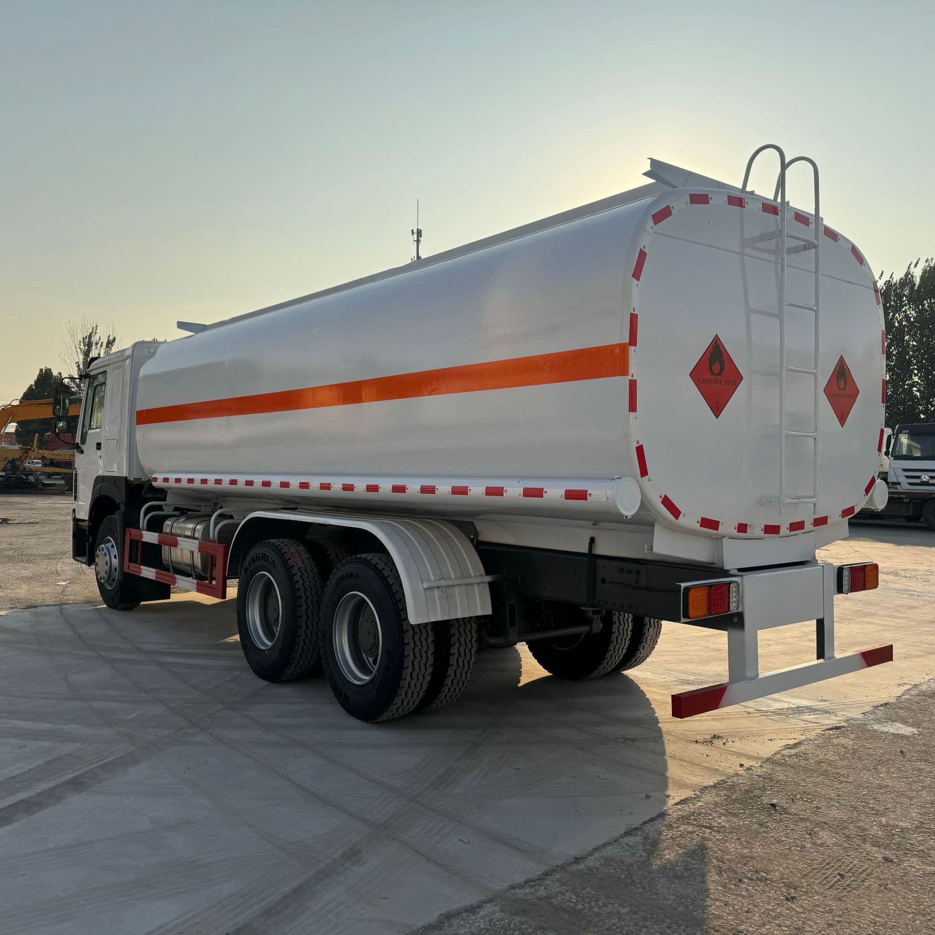 For sale and export: HOWO 8x4 mobile refueling vehicles, 20-cubic meter diesel and gasoline liquid tankers, customizable colors