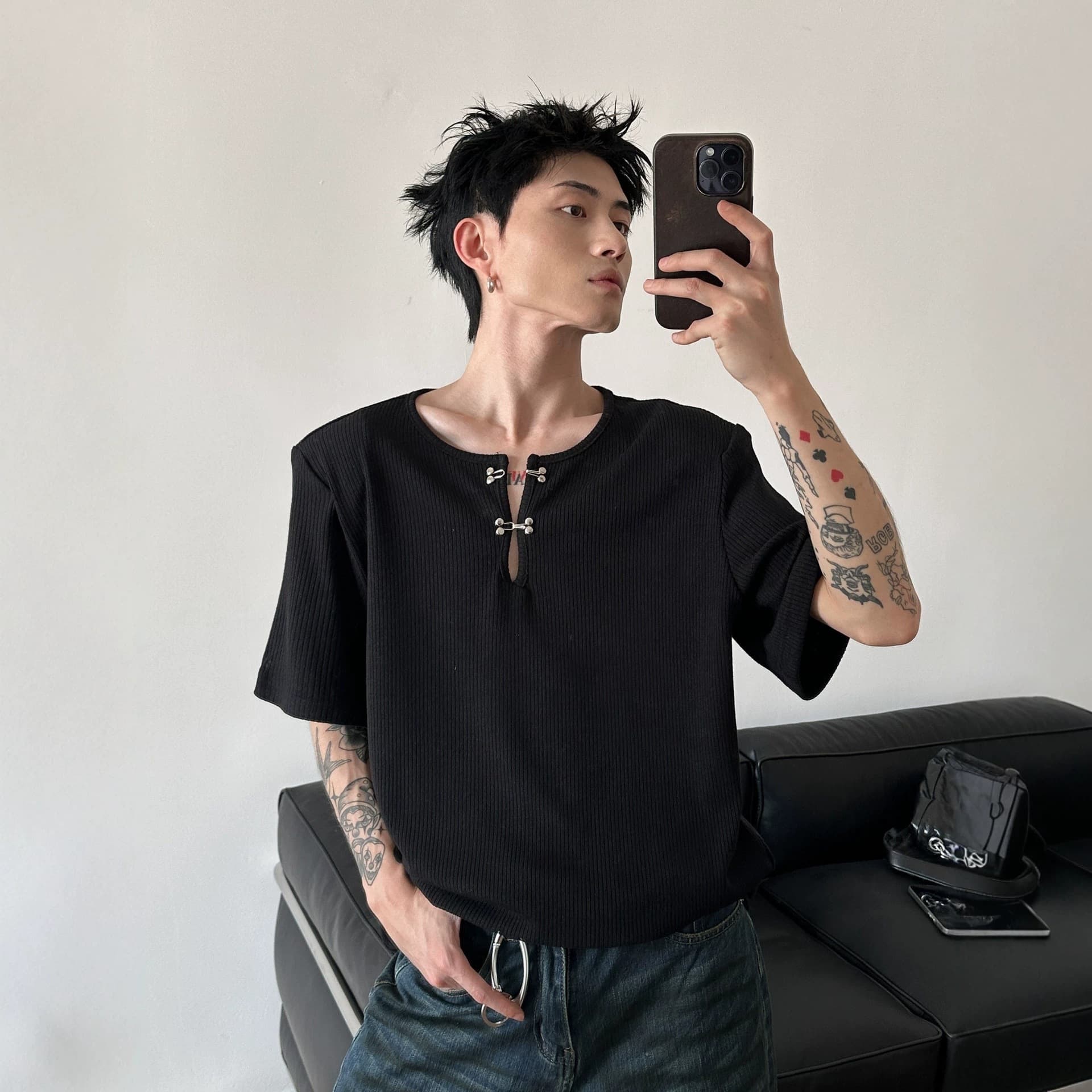 Youthful and versatile pit stripes, lazy, loose and drapey short-sleeved T-shirts for men and women with metal buckle neckline designs.