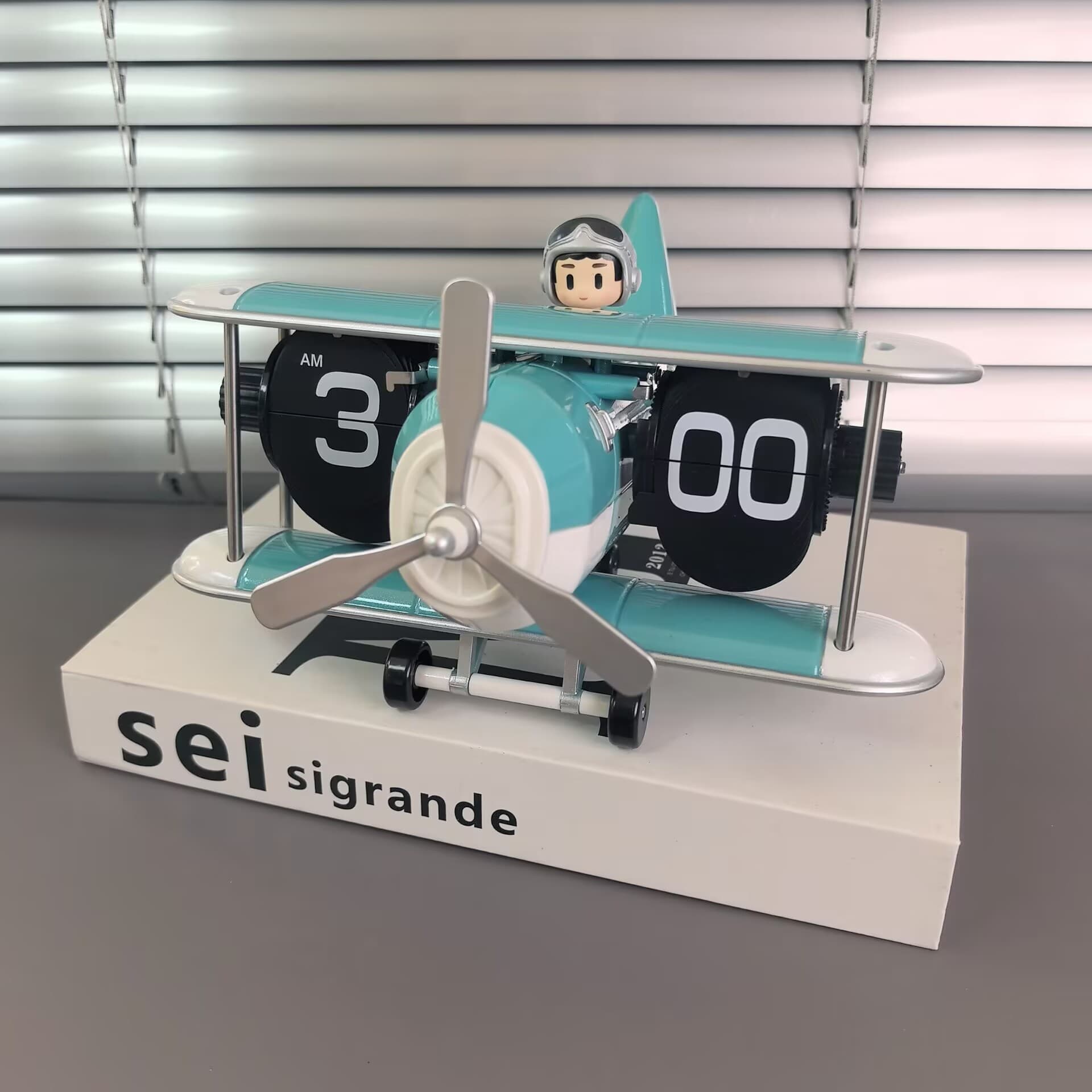 Airplane-themed automatic flip clock, retro mechanical watch, tabletop digital clock, creative living room decoration.