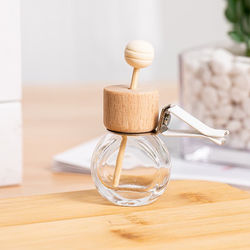 Cartoon car air outlet perfume bottle with round lid that can be attached Car air conditioner perfume empty bottle Car air outlet