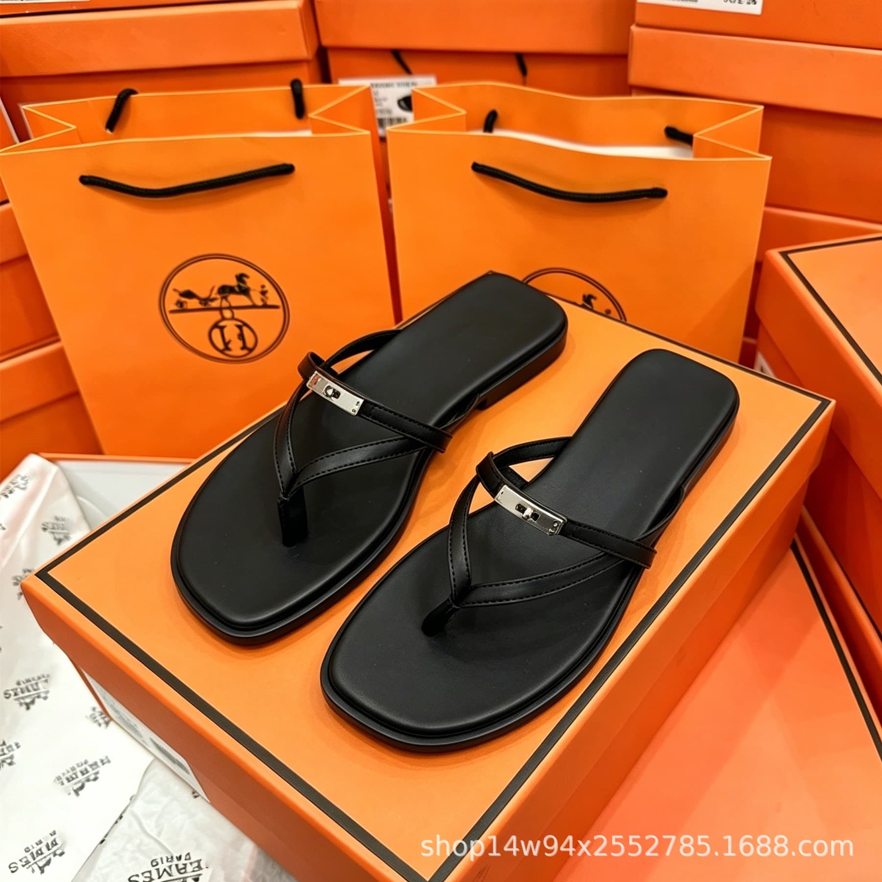Cross-border 2026 European and American Summer Fashion New H-style Flat Flip-Flops with Metal Lock Buckle Thong Sandals