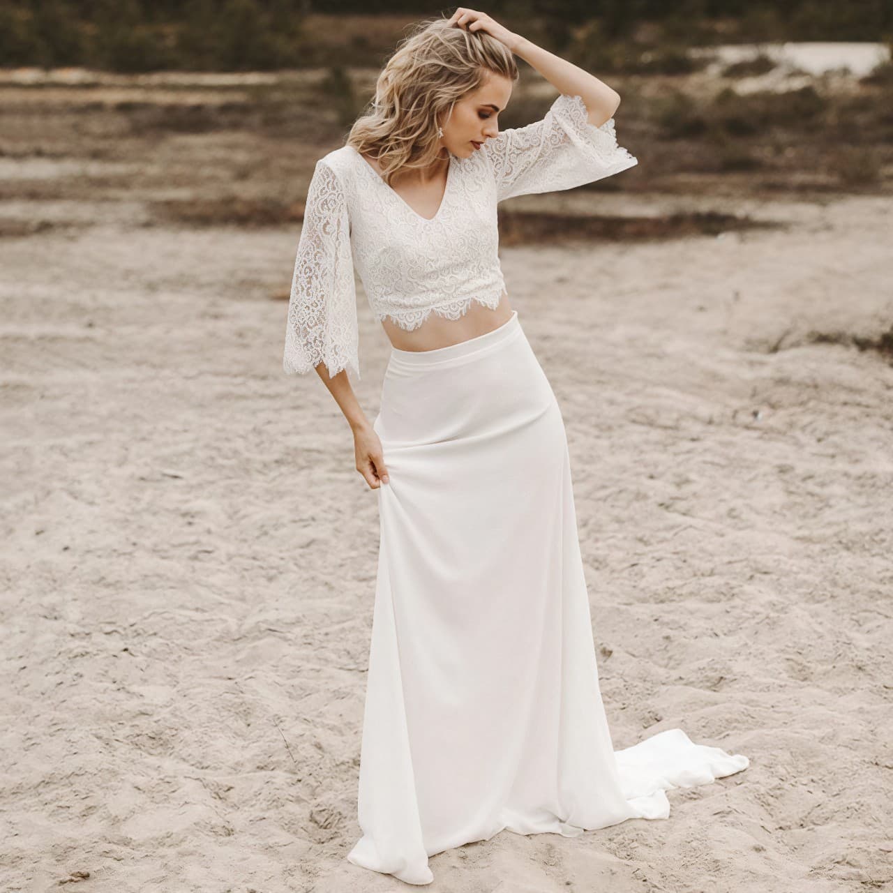European and American two-piece wedding dress suit, V-neck, trumpet sleeves, lace, drapey chiffon trailing long skirt, outdoor travel wedding dress