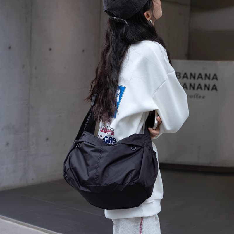 Japanese waterproof nylon dumpling bag sports crossbody bag for men and women large capacity tote bag cycling simple shoulder bag