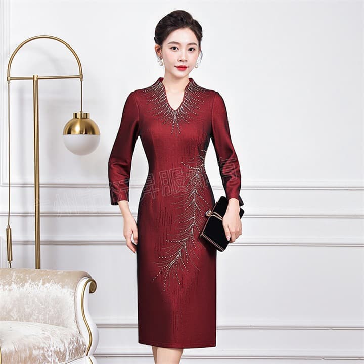 New autumn style cheongsam dress for middle-aged mothers, perfect for wedding banquets and toasting.