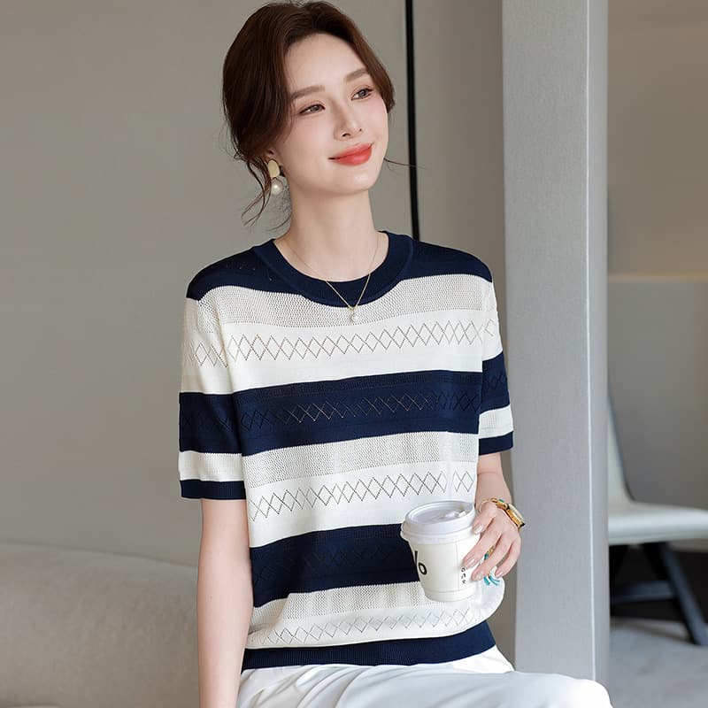 Mother's Summer Short-Sleeve T-Shirt, Elegant Knit Blouse for Middle-Aged and Elderly Women, Contrast Color Top with Premium Feel