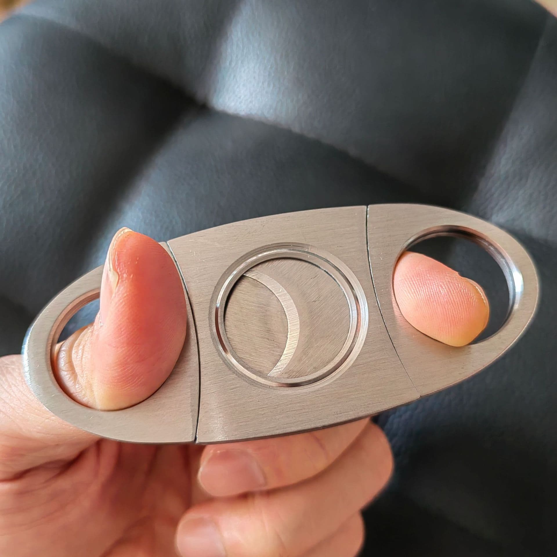 Wholesale stainless steel double-blade cigar cutters, European and American style, portable brushed sharp plastic cigar cutters, perfect for men.