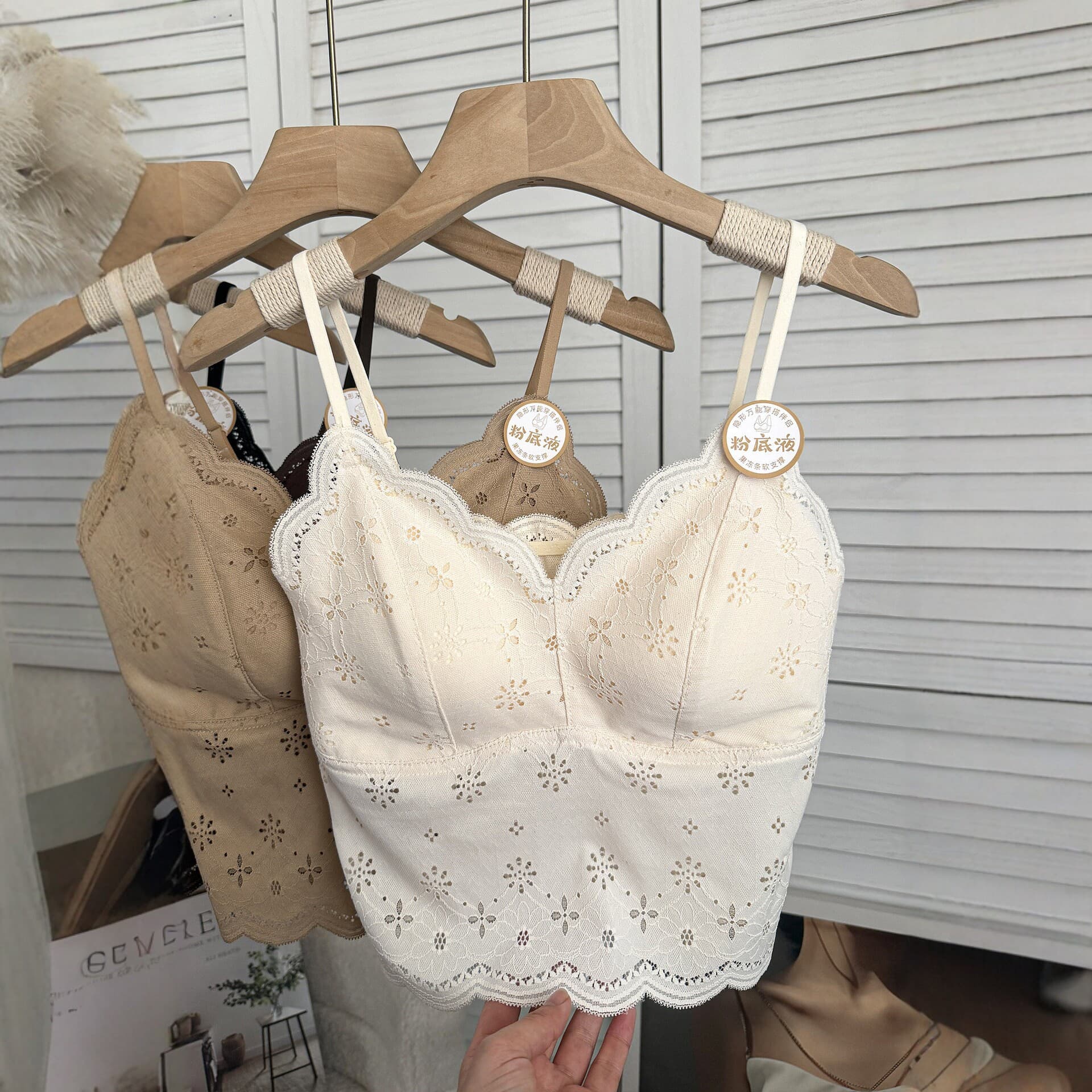 Beautiful Hollow Lace Camisole Top for Women with Built-in Pads, Summer Outerwear, Slimming Backless, Bra-Integrated Sleeveless Top