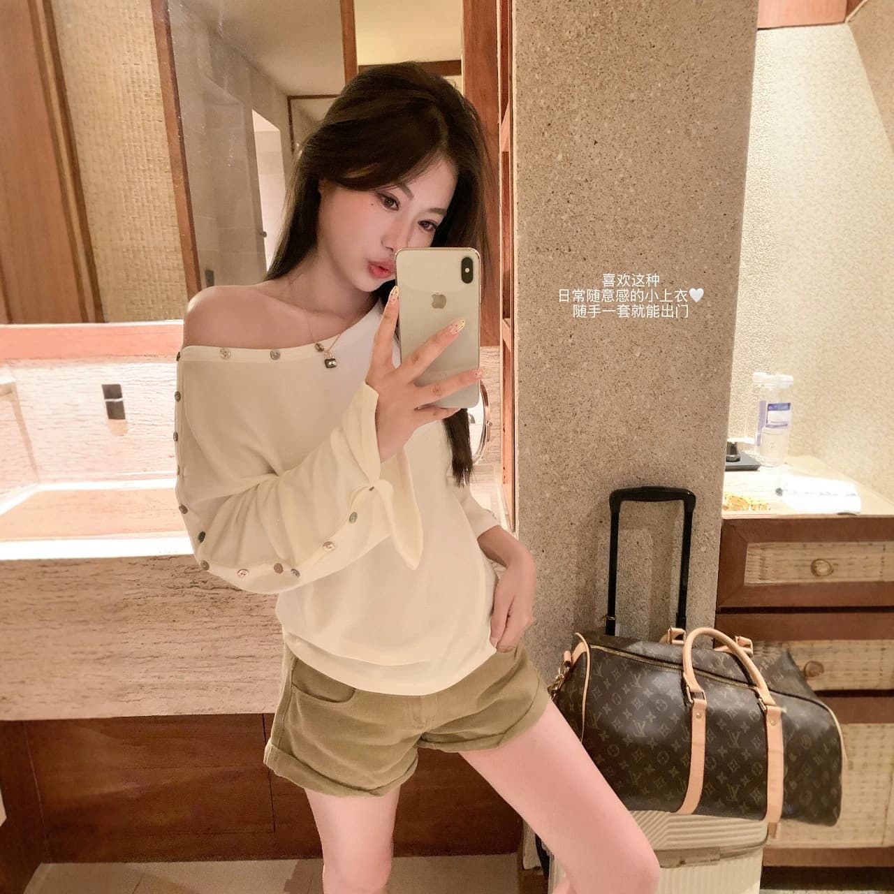 Pure desire white button slanted shoulder long-sleeved T-shirt for women in early autumn loose niche design high-end off-shoulder top