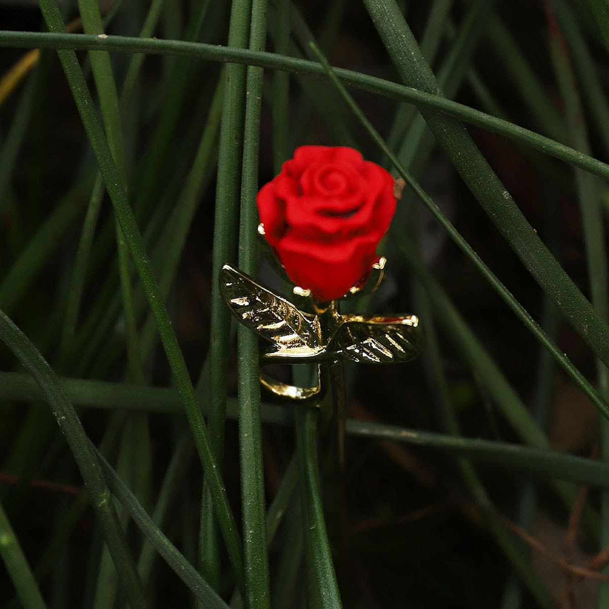 Cross-border hot-selling European and American retro floral rose gold cigarette clip, creative and personalized gift for men and women, wholesale available.