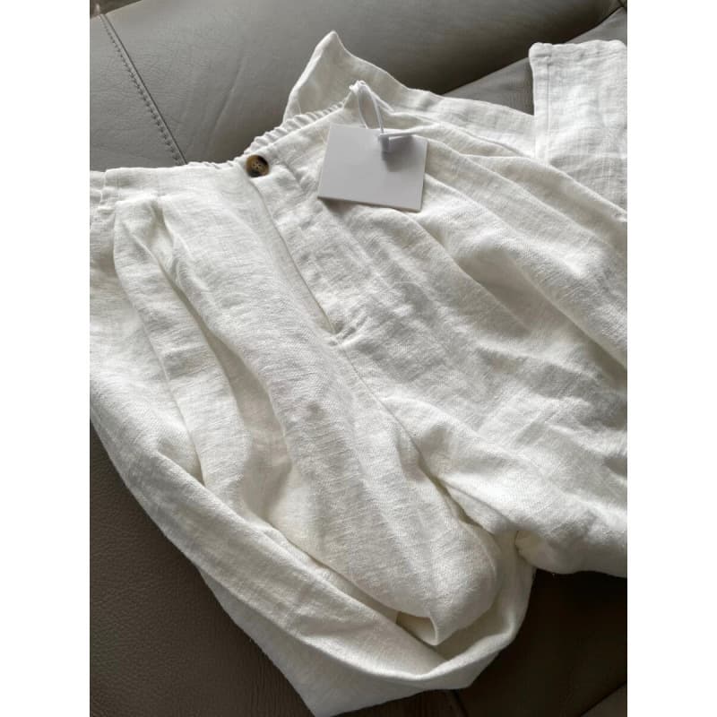 Extra points for temperament addicts. White linen, lazy and drapey, high-waisted, wide-leg, floor-length trousers with built-in relaxation and sun protection.