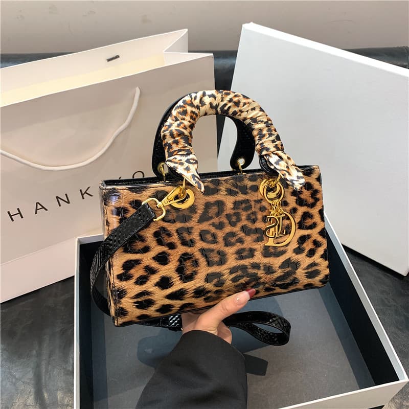 Foreign trade Princess Diana bag 2026 spring new style Princess Diana bag star's same style women's leopard print handbag crossbody women's bag