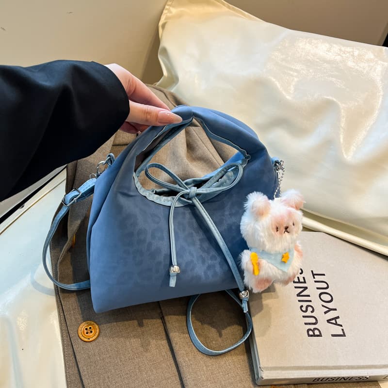 2025 autumn new niche design versatile ins solid color high-value one-shoulder crossbody bag casual bag dumpling bag