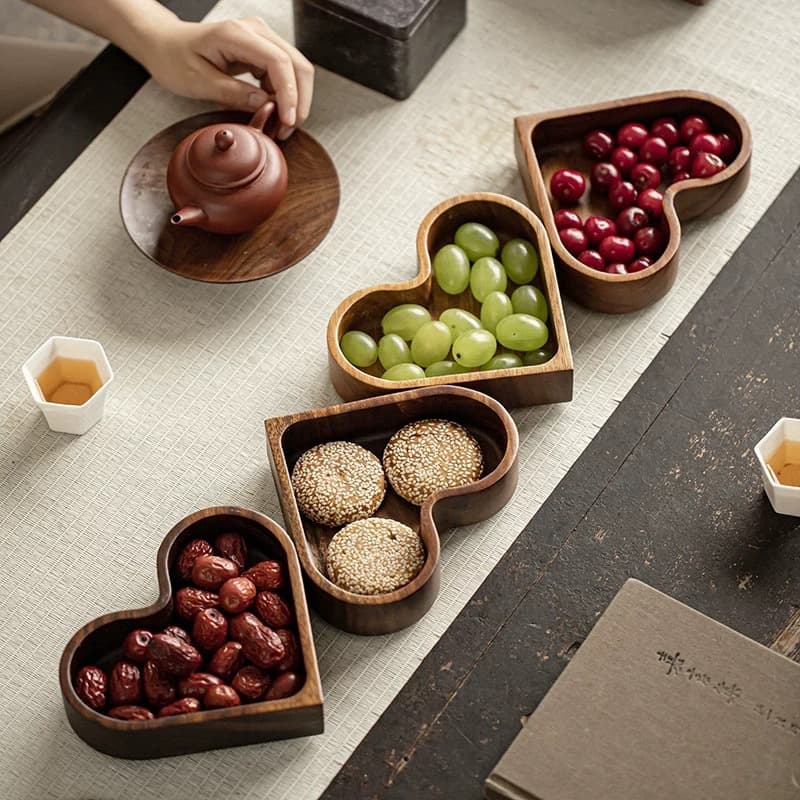 Wedding Wooden Heart-Shaped Tray, Engagement Fruit Plate, Spring Festival Candy Plate, Creative Bed Decoration Solid Wood Tray, Fruit Snack Plate