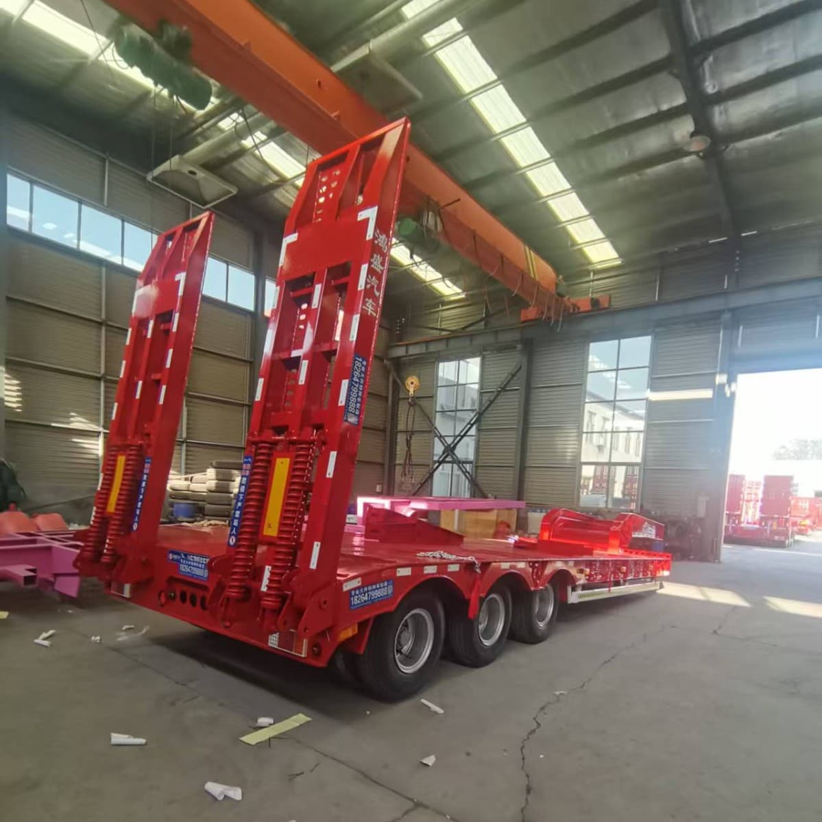Single-section hydraulic ladder low-bed semi-trailer, 13-meter excavator plate transport semi-trailer, engineering machinery transport vehicle