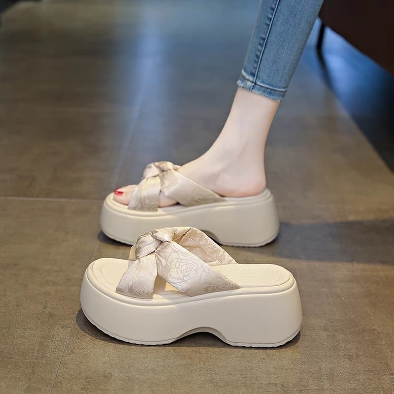 Thick-soled sandals for women's summer outer wear 2026 new fashion with skirts lightweight non-slip beach shoes for small people to increase height