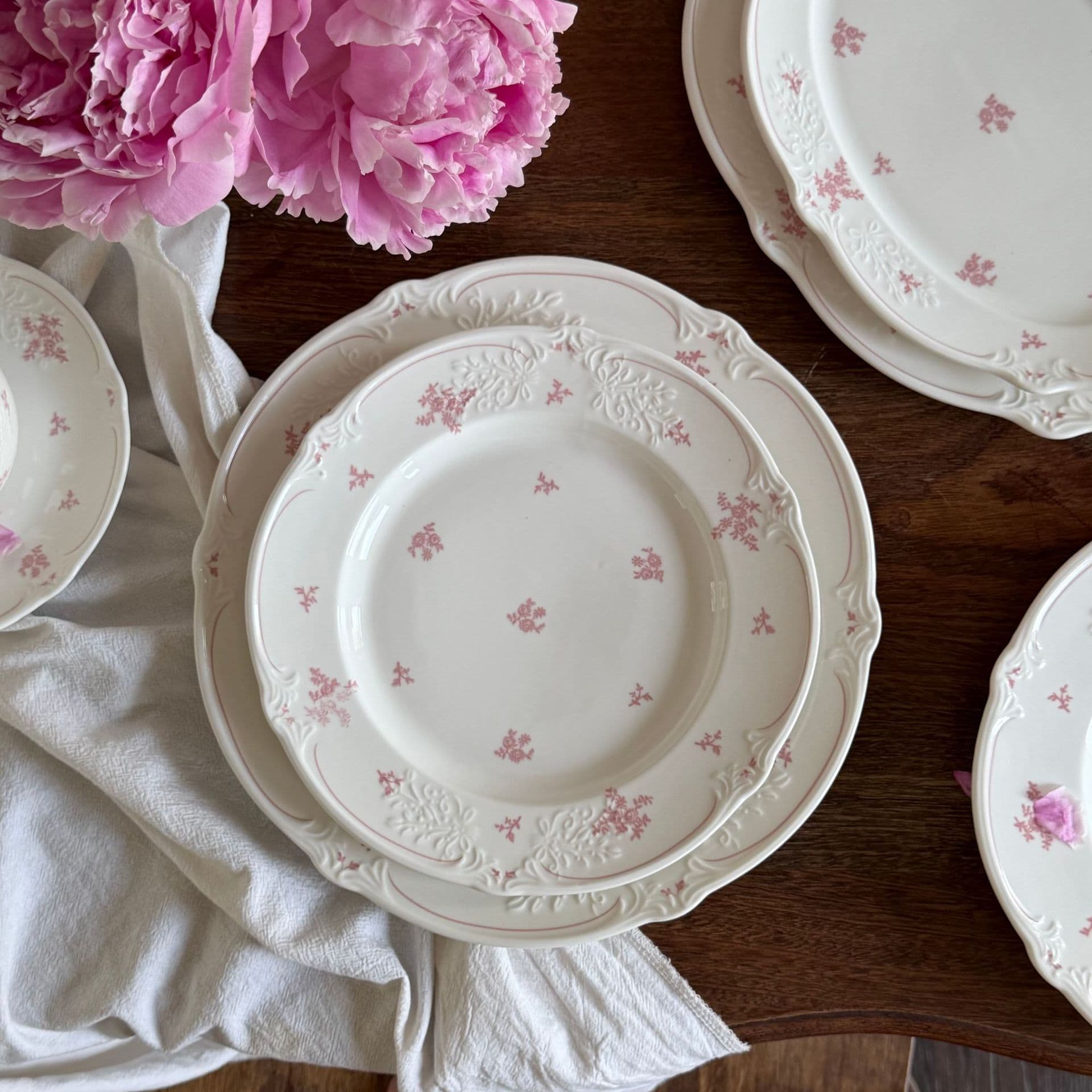 French Retro Romantic Pink Rose Embossed Ceramic Tableware Ceramic Plate Coffee Cup and Saucer Dessert Plate