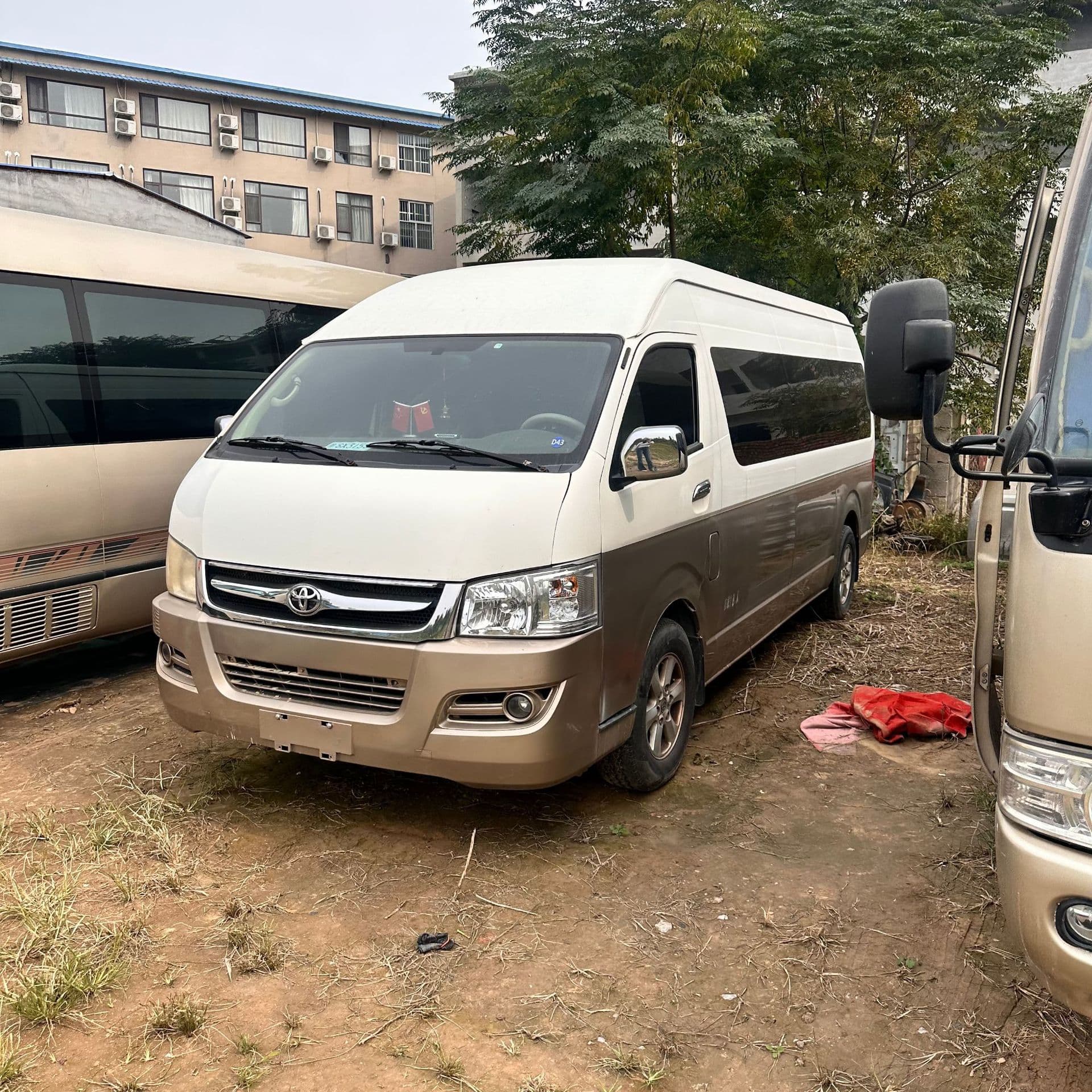 Export 12-14 seat Toyota Hiace business-type medium bus equipped with luxury seats, available for sale