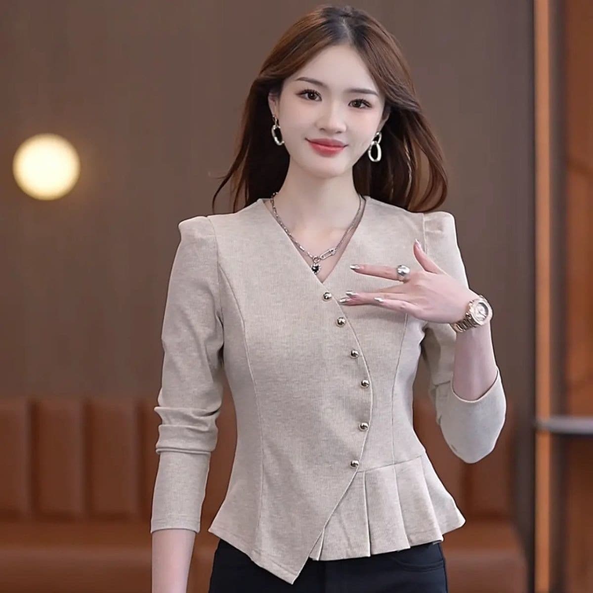 Designed and stylish long-sleeved T-shirt women's fashionable slim bottoming shirt autumn new style petite elegant V-neck short top