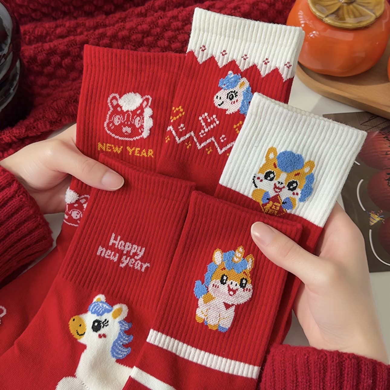 Red socks for women's mid-calf socks for the Year of the Horse, red socks for autumn and winter, bright red socks for men and women, lucky socks for weddings, Zhuji sock industry.