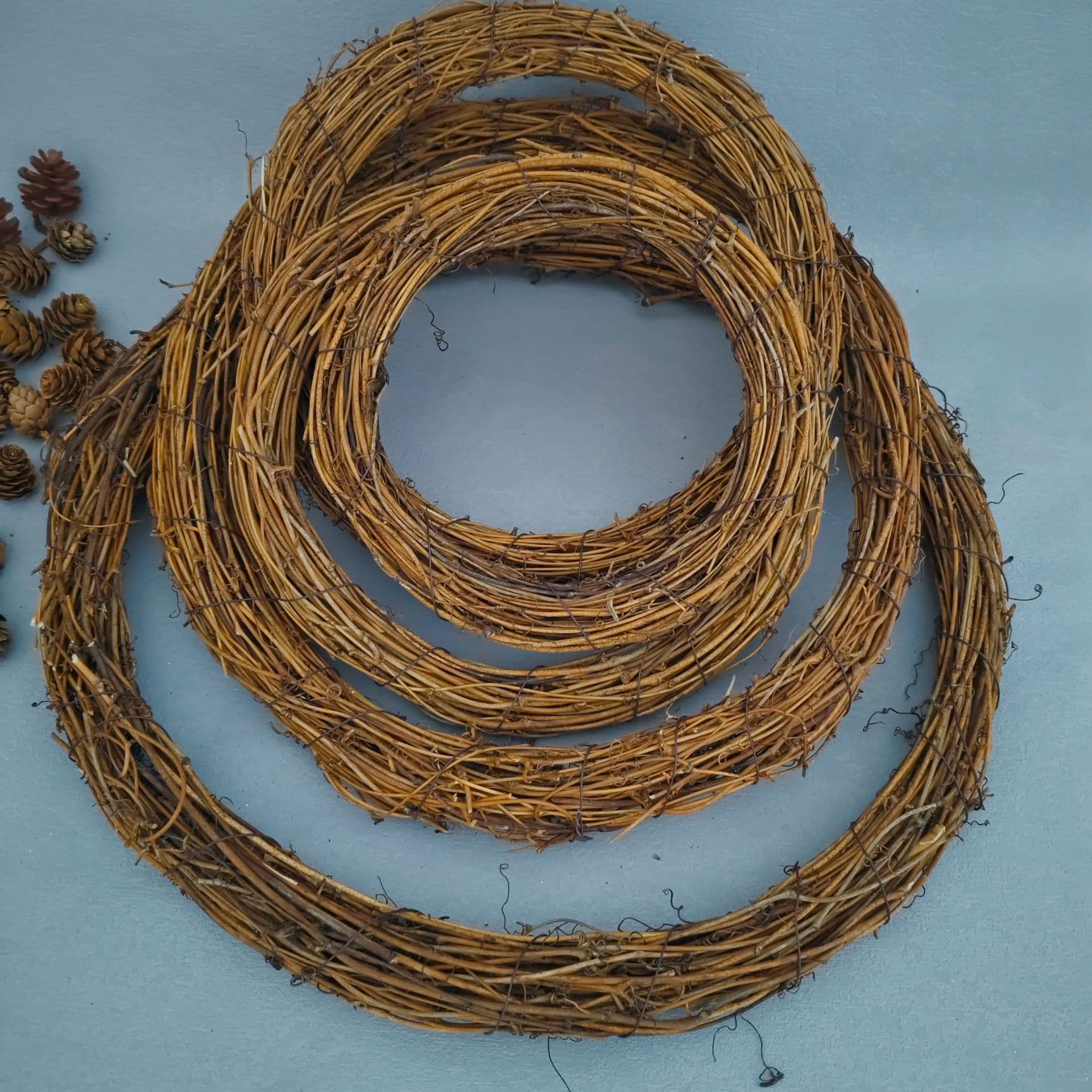 Cross-border supply of 8-50cm handmade ivy wreath rings, Christmas DIY floral shop decorative accessories.