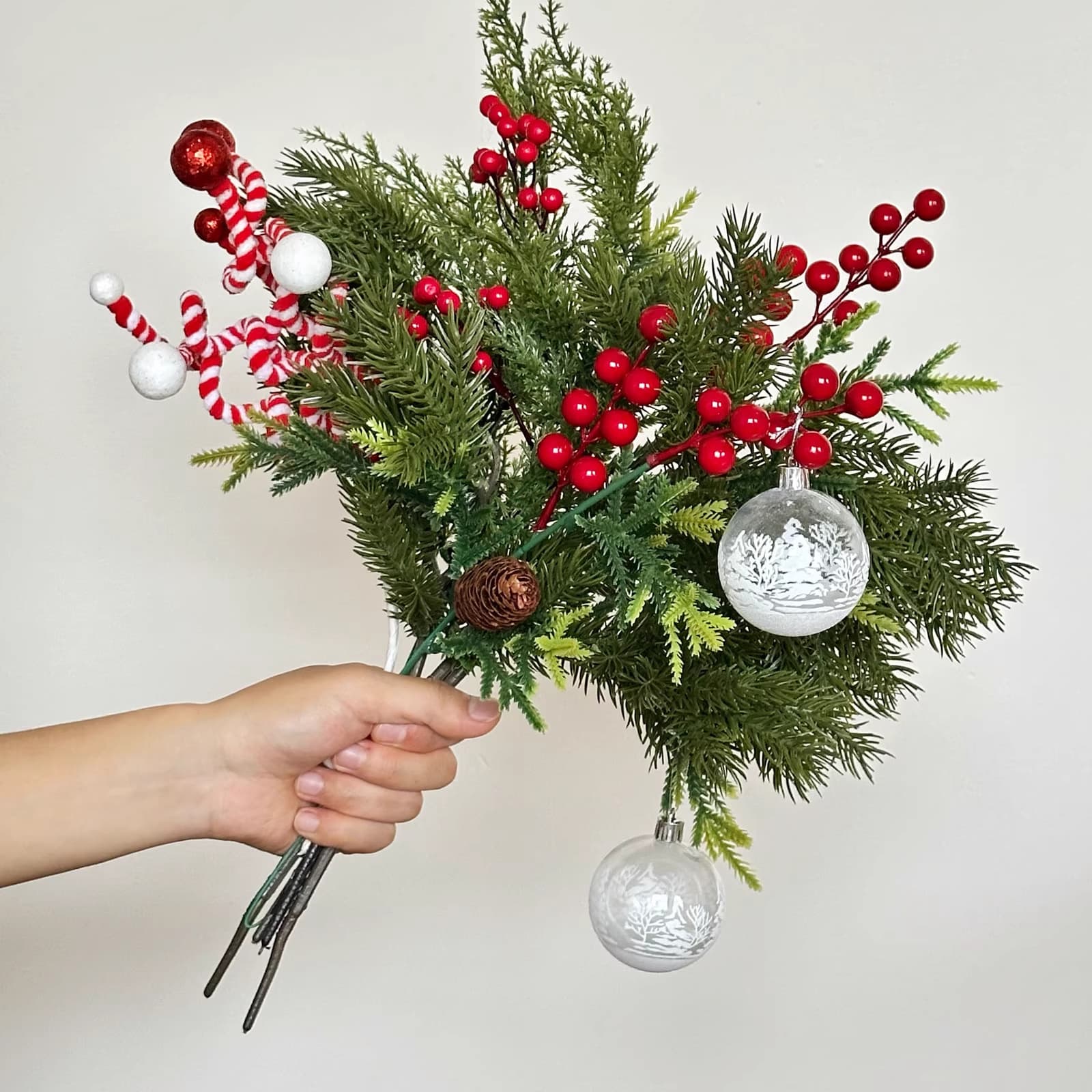 Artificial Pine and Red Berry Greenery Christmas Pine Needle Table Flower Arrangement Decoration for Christmas Scene Setup