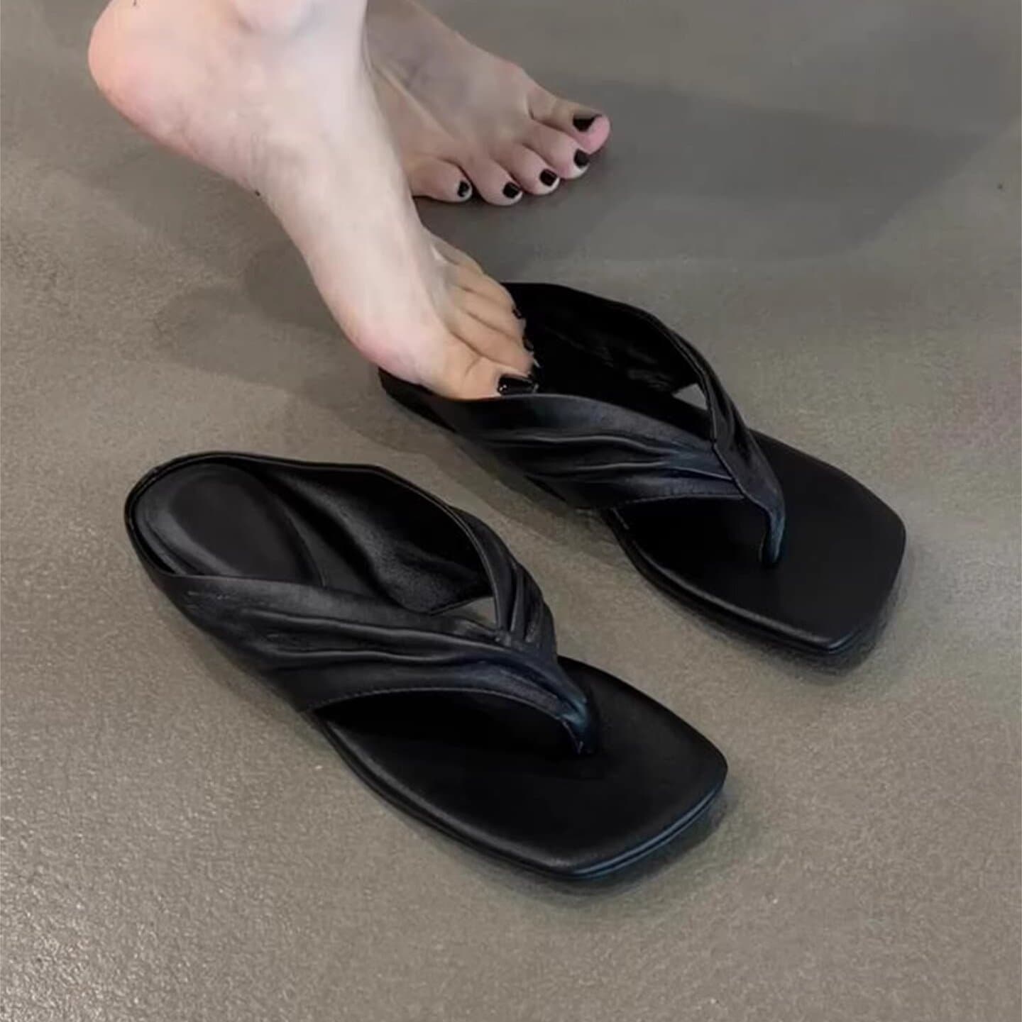 Soft Leather Version~French Retro Flip-Flops for Women for Summer Wear, 2026 New Style Flat-Soled Flip-Flops That Are Not Tiring for the Feet