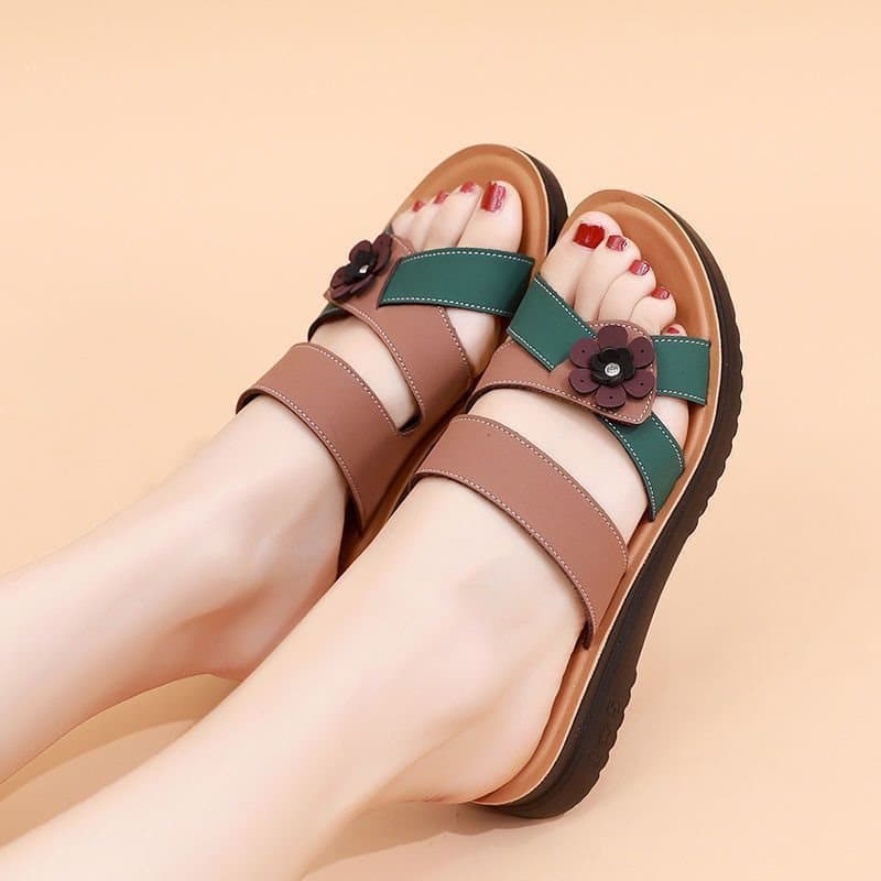 Genuine Leather Elderly Slippers for Women, Fashionable Flat Anti-Slip Outdoor Sandals for Mothers