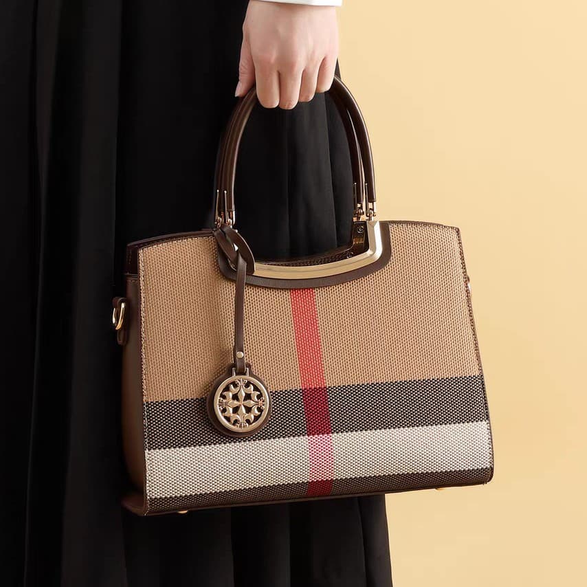 Retro plaid shoulder bag, versatile, contrasting color, large capacity, commuting, light luxury, personalized travel bag, portable cross-body bag, trendy