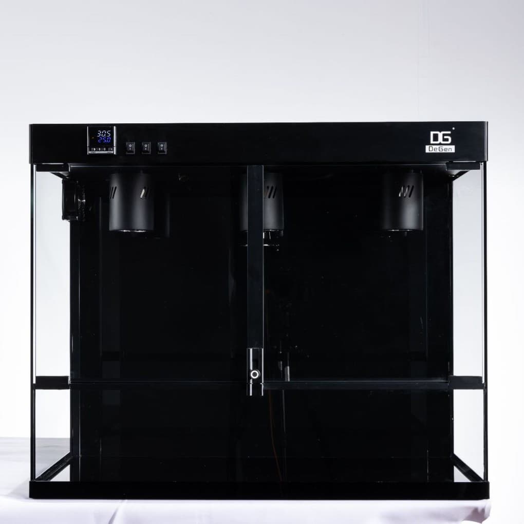 The reptile pet house can be heated to set the temperature and has a sense of temperature control. It contains a light source containing UVB to simulate sunlight.