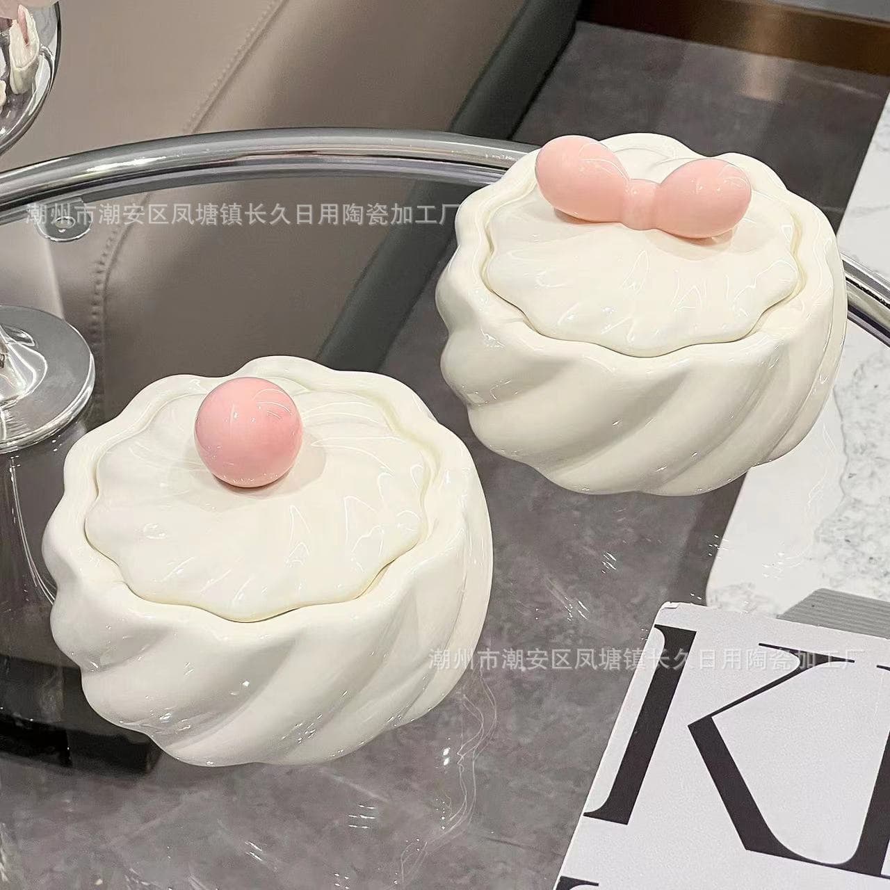 Creative ceramic ashtray with lid to prevent fly ash, for home living rooms, light luxury, high-end, and elegant office smoke tray with a premium feel