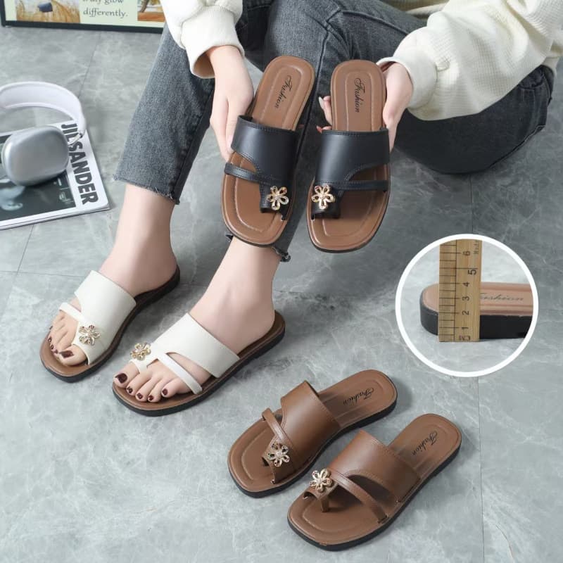 French Style Small Sandals for Women 2025 Summer New Fashion Versatile Metal Toe-Loop Thick Sole Beach Sandals