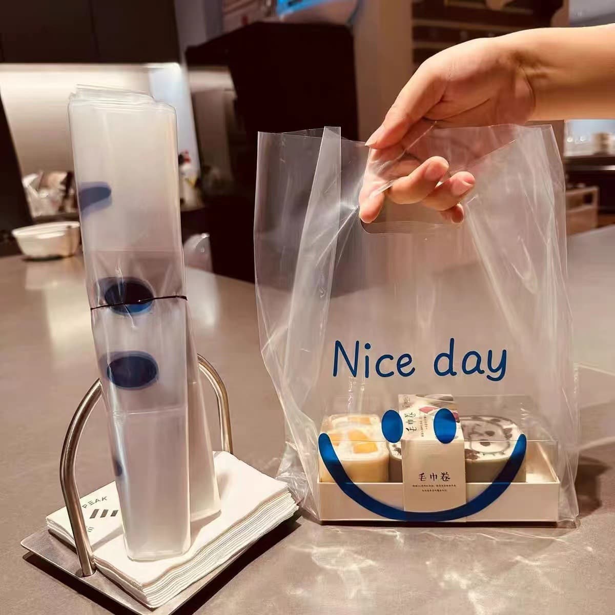 Transparent baking packaging bag bakery cake shop tote bag custom dessert shop plastic bag packaging box takeaway bag