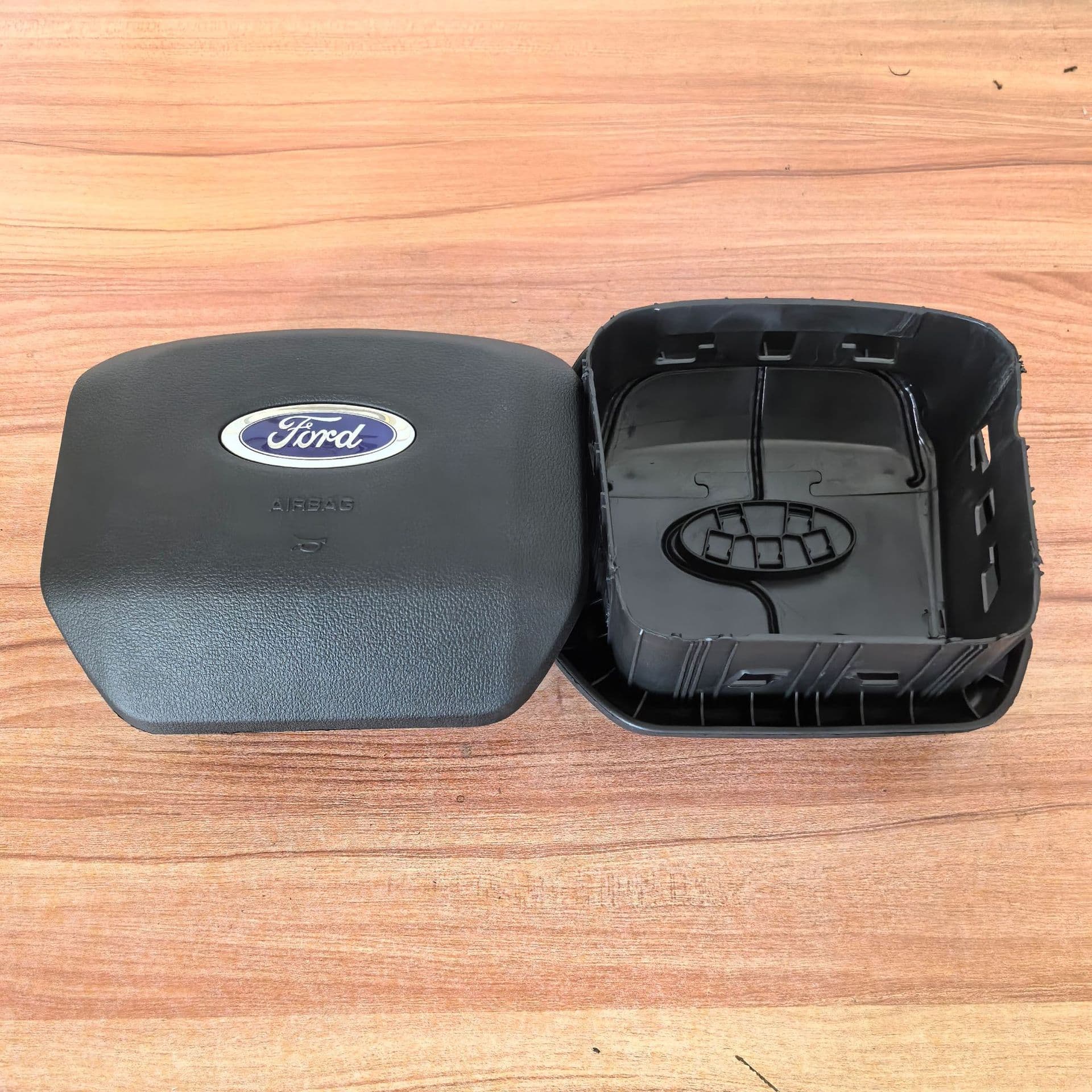 Suitable for Ford Axle, Explorer, Transit Raptor, F150 car steering wheel horn cover