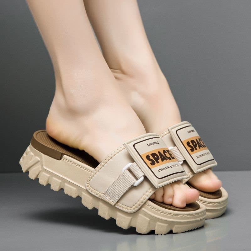 Fashionable and Versatile Outdoor Thick-Soled, Wear-Resistant, Non-Slip, Lightweight, Ultra-Soft Sole, Stylish Height-Increasing Platform Outdoor Slippers
