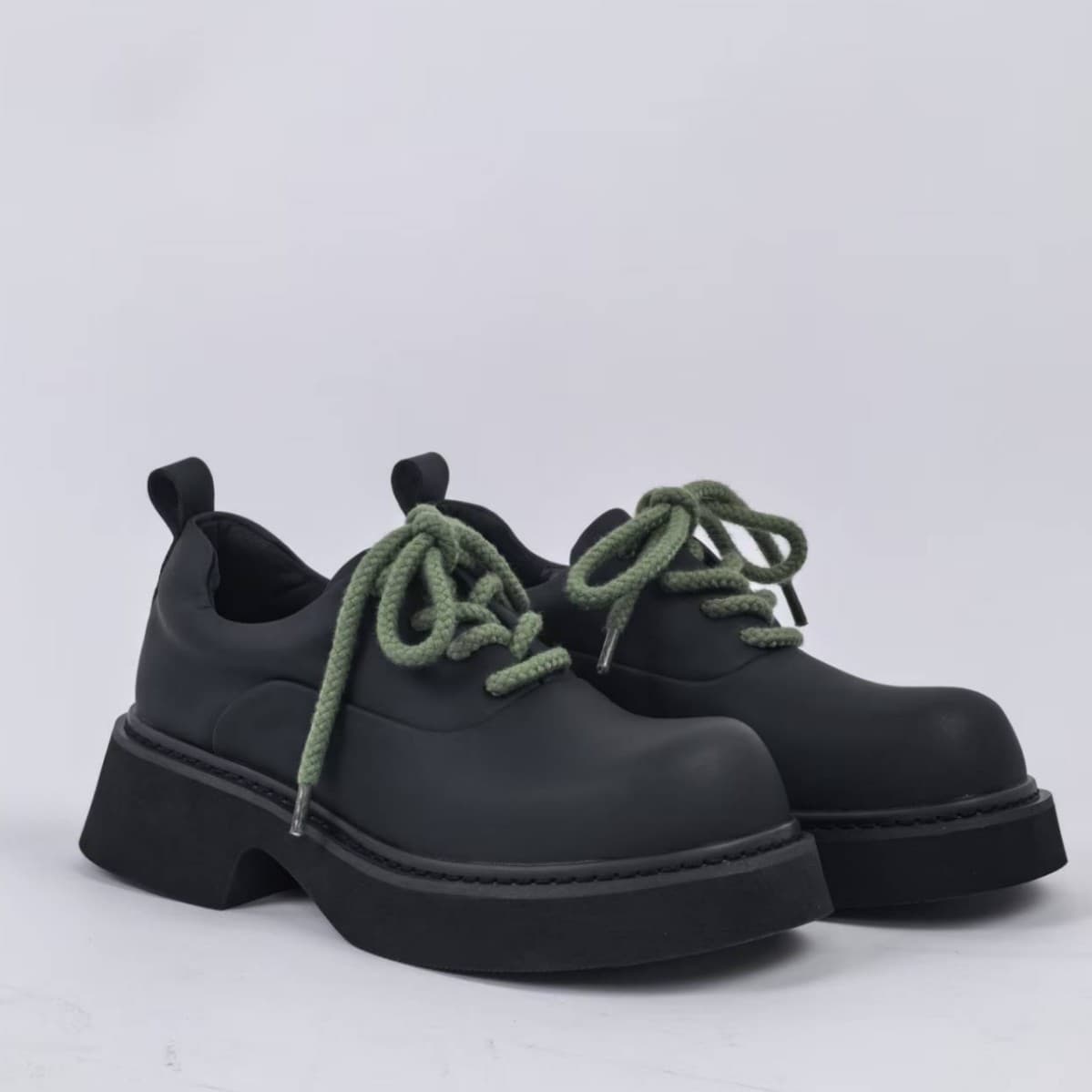 Solid color classic derby shoes for men, Paris Mickey Mouse big toe British casual leather shoes, thick sole, height increase, black matte finish, versatile.