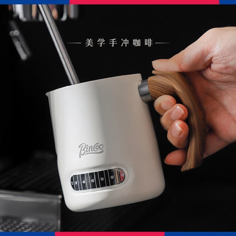 Temperature Display Latte Art Pouring Pitcher Espresso Milk Frothing Pitcher Professional Milk Frothing Pitcher Stainless Steel Round Spout Wood Grain Handle Milk Frothing Pitcher